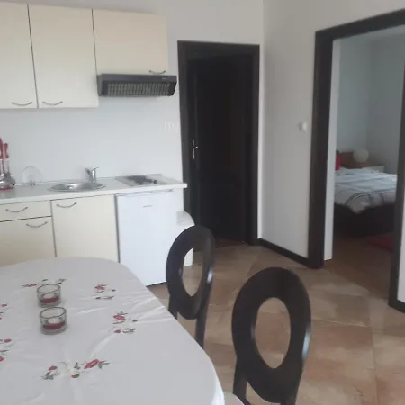Adriana F. Apartman *